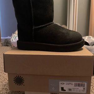 Black classic UGGs